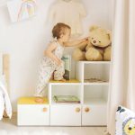 ниска етажерка за съхранение и игра