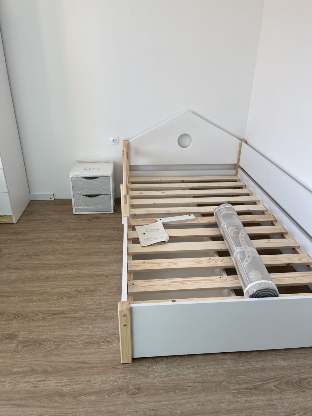 Персон и половина детско легло от MDF, иглолистна дървесина и ПДЧ в бял и натурален дървесен цвят с две чекмеджета за допълнително съхранение – стилен и функционален дизайн за детска стая