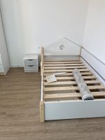 Персон и половина детско легло от MDF, иглолистна дървесина и ПДЧ в бял и натурален дървесен цвят с две чекмеджета за допълнително съхранение – стилен и функционален дизайн за детска стая