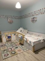 "Единично детско легло от MDF, иглолистна дървесина и ПДЧ в бял и натурален дървесен цвят с повдигащ механизъм за допълнително съхранение – стилен и функционален дизайн за детска стая