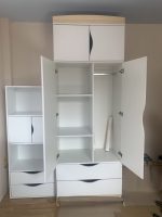 двукрилен гардероб с рафтове, лост за дрехи и чекмеджета, бяло и натурален иглолистен масив