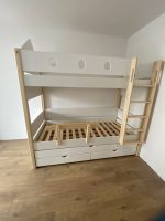 двуетажно легло с чекмеджета и допълнително сандвич легло в бяло и натурален масив