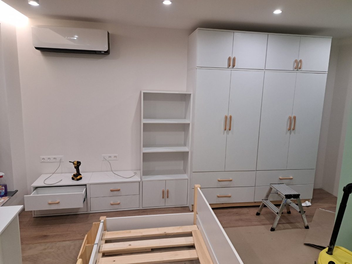 двукрилен гардероб с рафтове, лост за дрехи и чекмеджета, бяло и натурален иглолистен масив с дръжки от масив