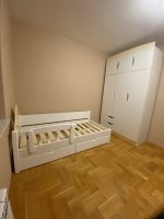 трикрилен гардероб с надстройка бяло и натурален масив с рафтове, лост за дрехи и чекмеджета плавно затваряне