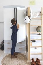 Двукрилен гардероб с акцентен цвят при челата, цокъла и шапката - Image 2