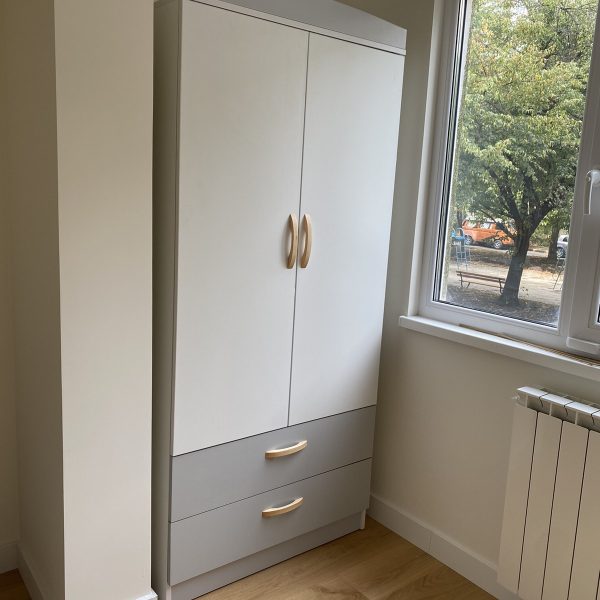 двукрилен гардероб бяло и сиво с дръжки от масив