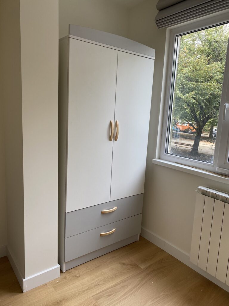 двукрилен гардероб бяло и сиво с дръжки от масив