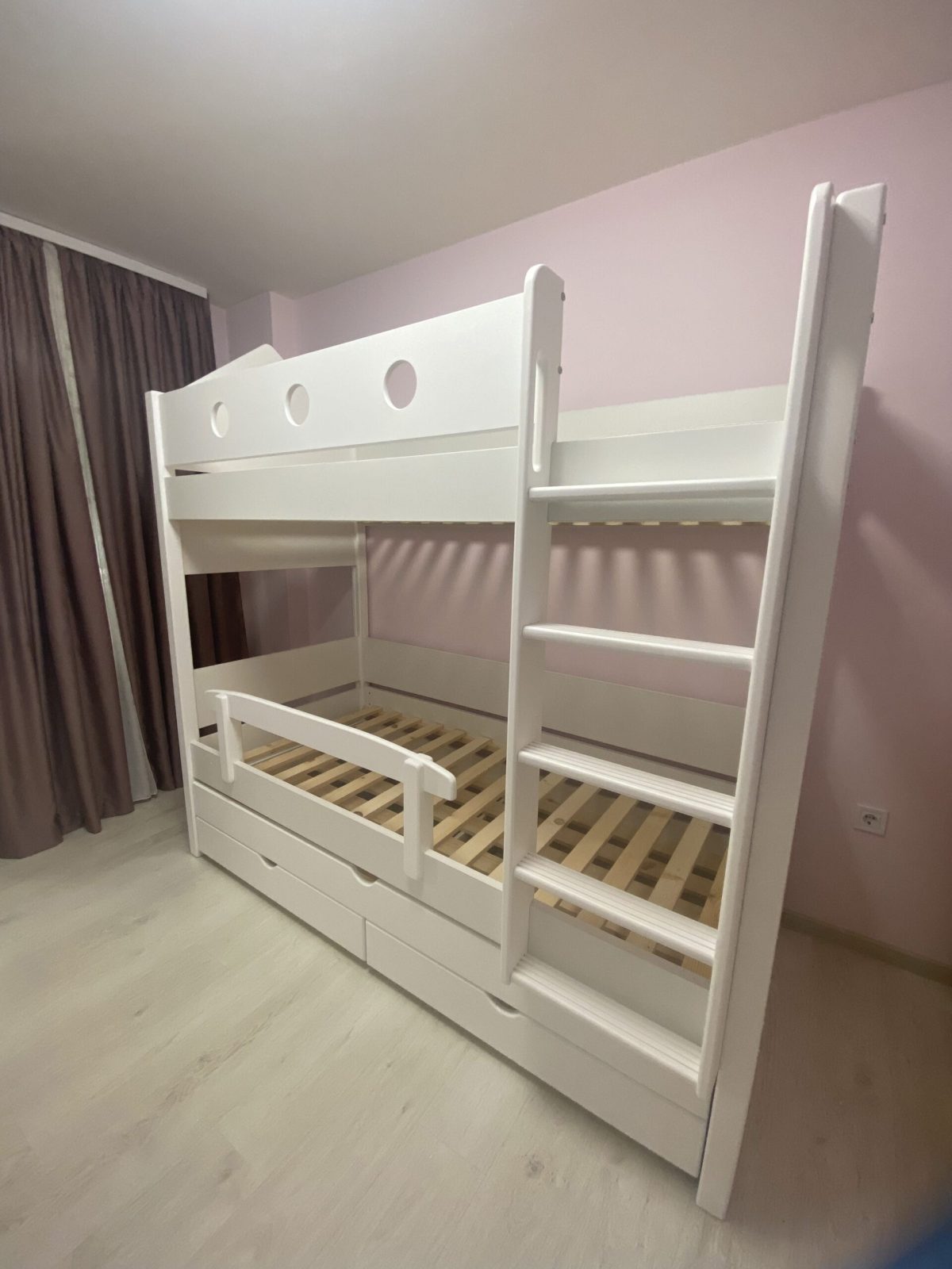 Двуетажно детско легло с чекмеджета и изтеглящо се допълнително сандвич легло в бяло