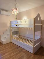 двуетажно легло с модул стъпала с парапет