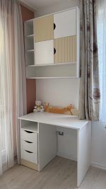 бюро с акцентен цвят