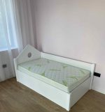 детско легло с повдигащ механизъм цялото в бяло