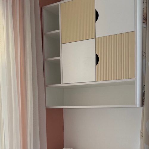 надстройка за бюро в бяло и акцентен цвят с фрезован мдф