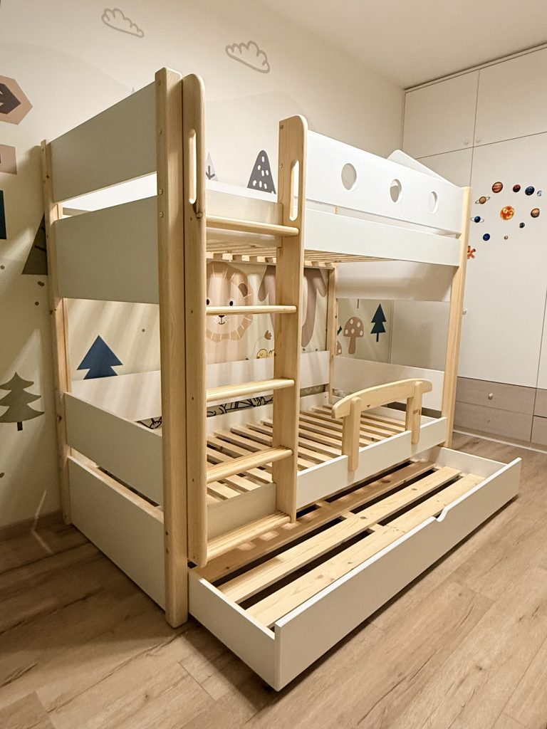 двуетажно легло със сандвич легло