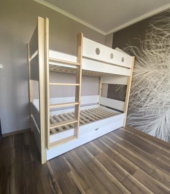 двуетажно легло с допълнително сандвич легло отдолу