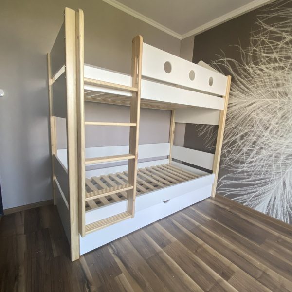 двуетажно легло с допълнително сандвич легло отдолу