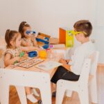 Детско бюро от МДФ и масив, в бяло и натурално дърво, размер 80x50x55 см