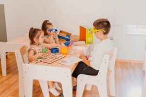 Детско бюро от МДФ и масив, в бяло и натурално дърво, размер 80x50x55 см