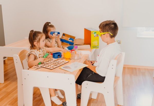 Детско бюро от МДФ и масив, в бяло и натурално дърво, размер 80x50x55 см