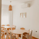 Кръгла детска маса от иглолистен масив с лак на водна основа, диаметър 120 см, височина 53 см