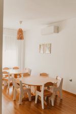 Кръгла детска маса от иглолистен масив с лак на водна основа, диаметър 120 см, височина 53 см