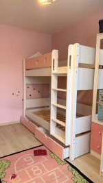 Легло на два етажа в бяло и акцентен цвят розово