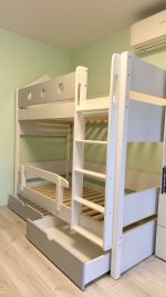 Легло на два етажа в бяло и акцентен цвят розово светло сиво